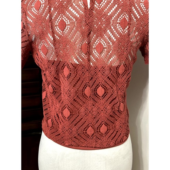 Zara Womens Blouse Red Geometric Short Sleeve Mock Neck Keyhole Crochet M - Picture 6 of 7
